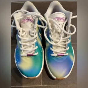 LeBron XXI SE &quot;New Age of Sport&quot; size 6 kidsNEVER WORN NWOT