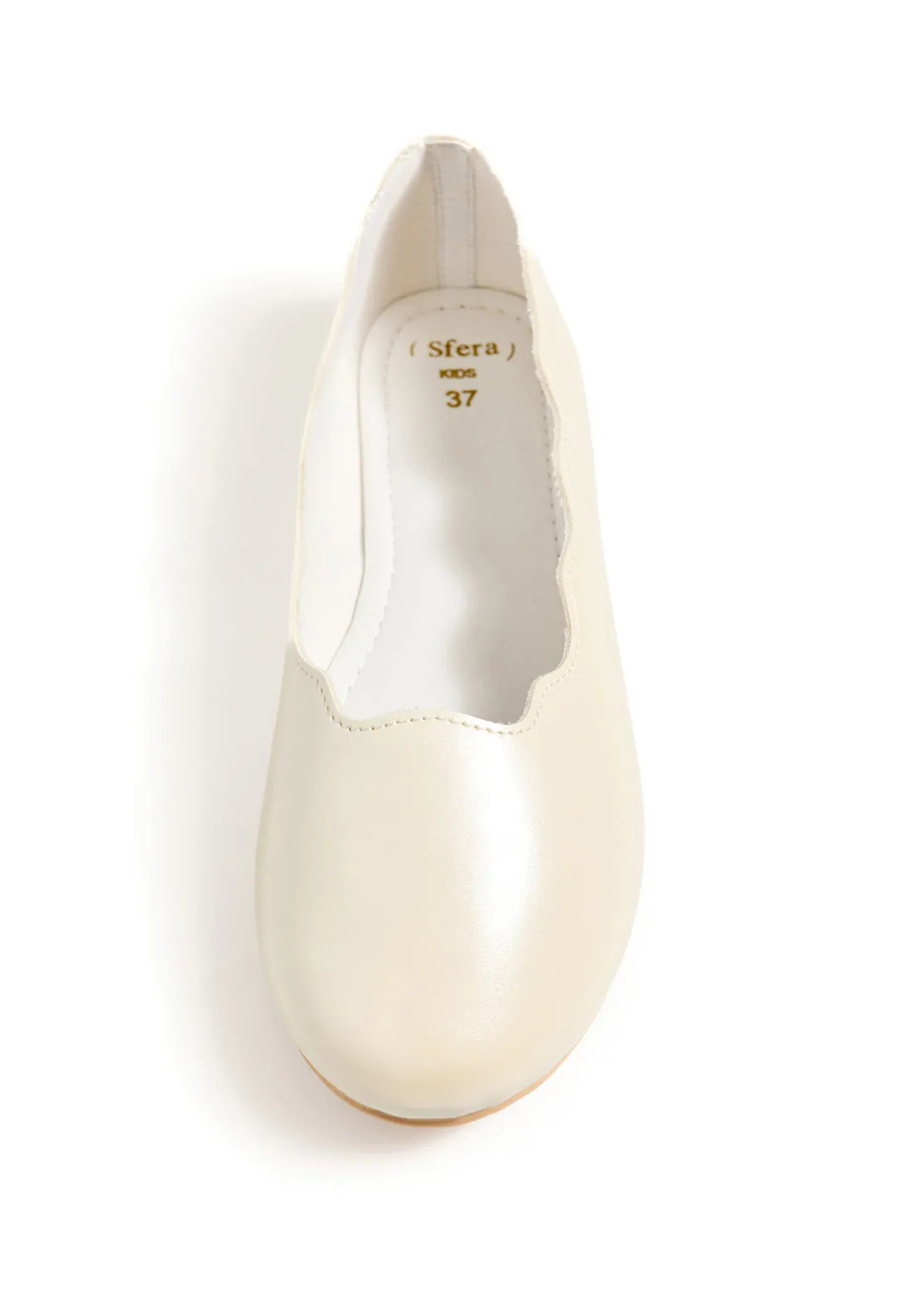 Scallop-edge pearly-finish ballet flats - White
