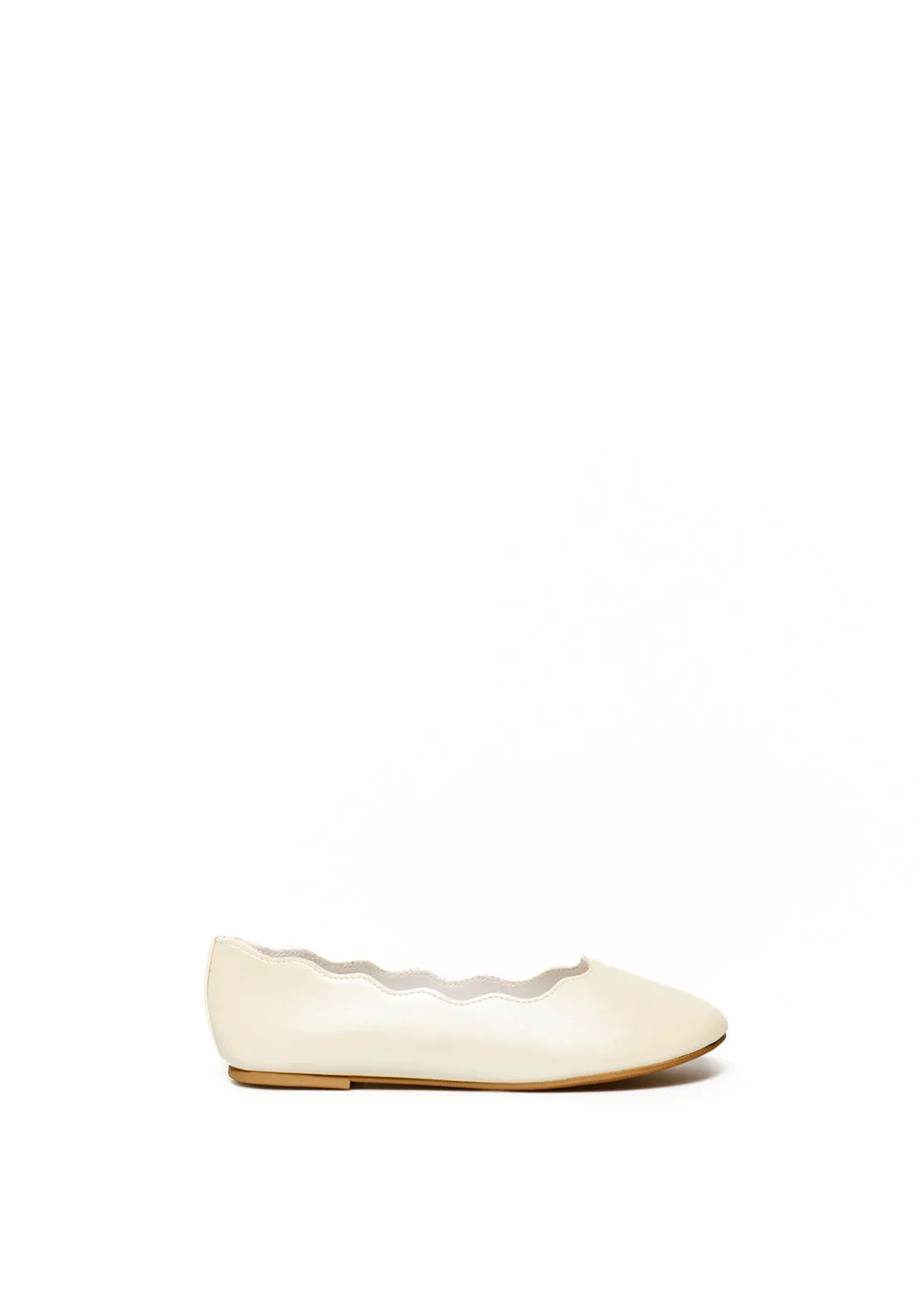 Scallop-edge pearly-finish ballet flats - White