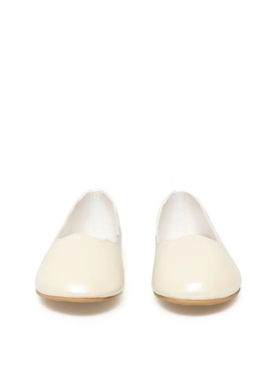 Scallop-edge pearly-finish ballet flats - White