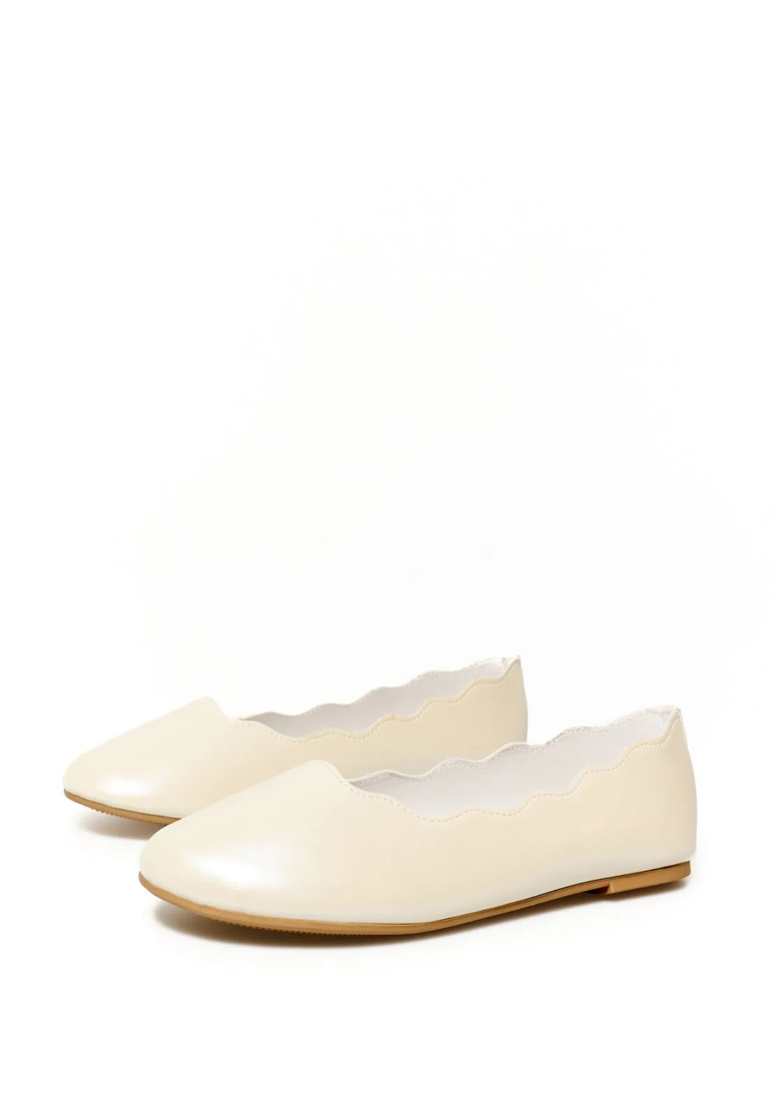 Scallop-edge pearly-finish ballet flats - White